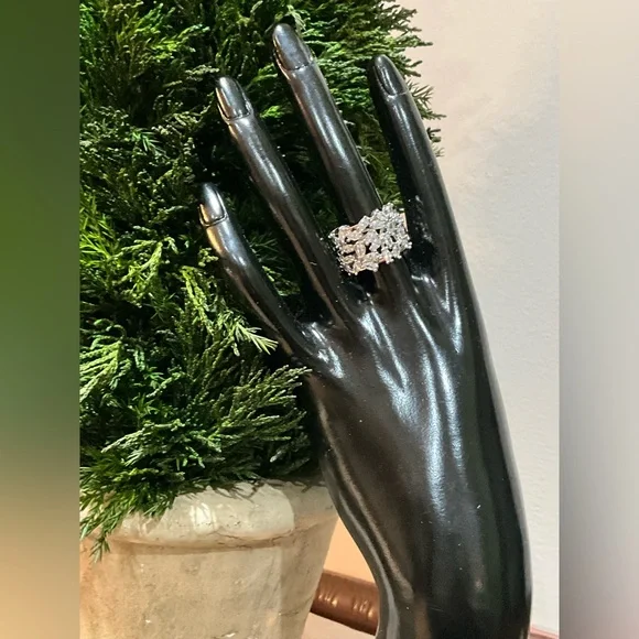 Elegant Silver Statement Ring - Picture 3 of 11